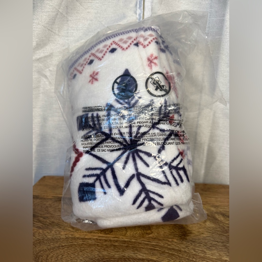 Adore Me Festive White and Navy Blanket - Picture 2 of 5